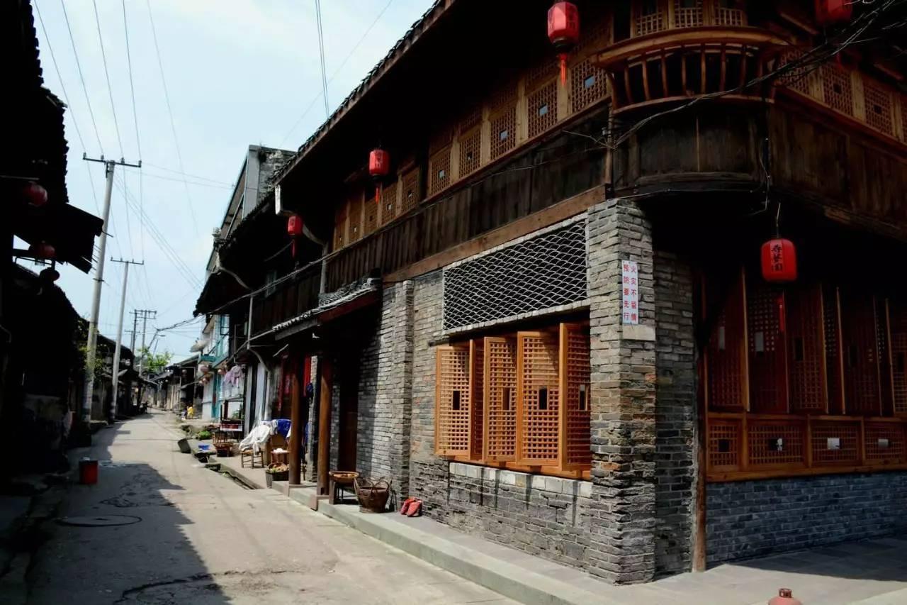 美国示威者称在集会上遭“化学武器”袭击 多人恶心呕吐