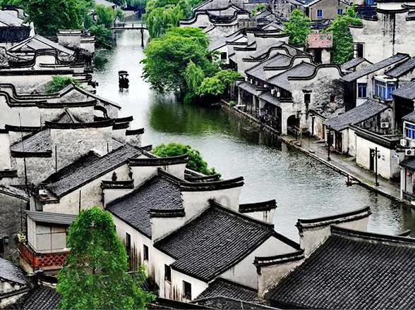 UZI查房焕峰，看到焕峰直播间的标题，UZI对此的反应会是什么呢？游戏画面